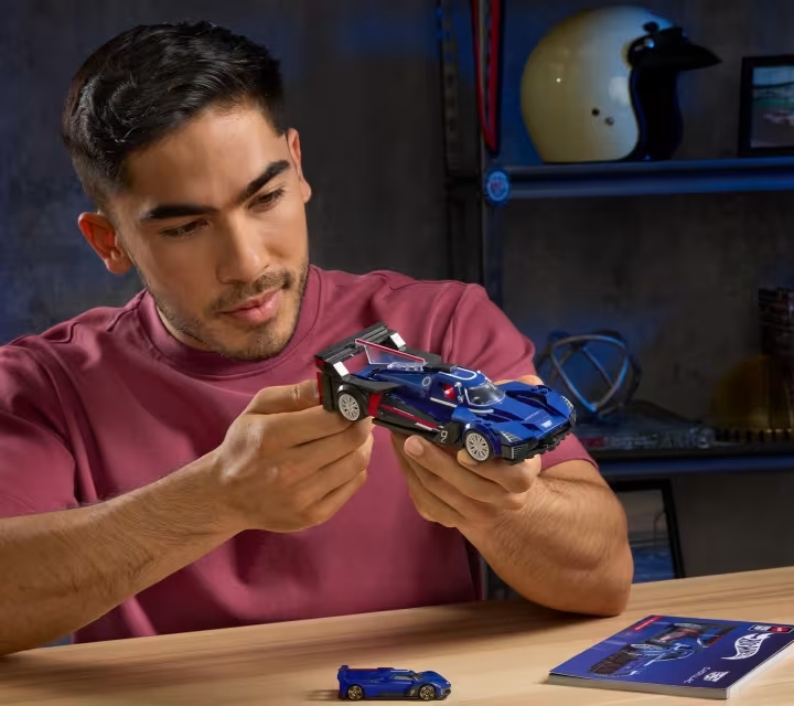 Hot Wheels Speed Series Autos a escala 1:32 con adhesivos oficiales y tapacubos intercambiables para personalizarlos a tu manera.